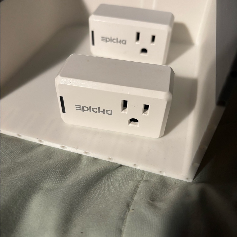 Set of 2 EPicka smart plugs. Preowned in good condition